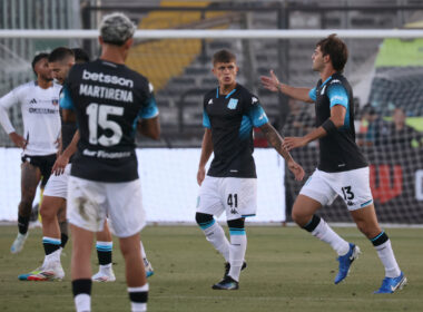 Jugadores de Racing Club festejando un gol frente a Colo-Colo.