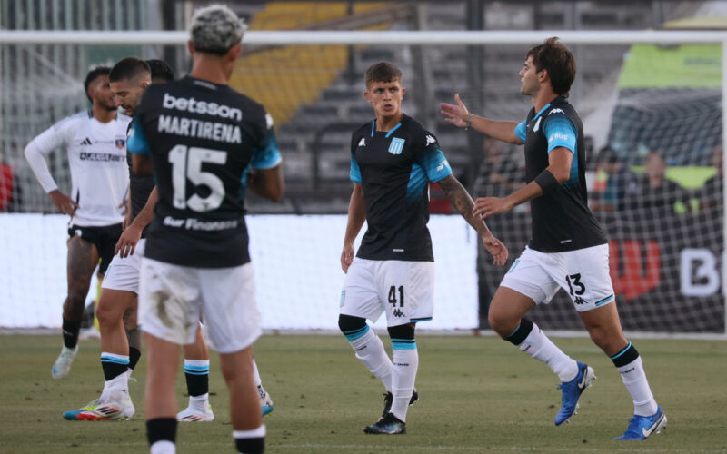 Jugadores de Racing Club festejando un gol frente a Colo-Colo.