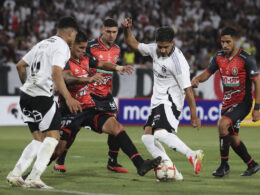 Jugadores de Colo-Colo y Deportes Limache disputando un balón.