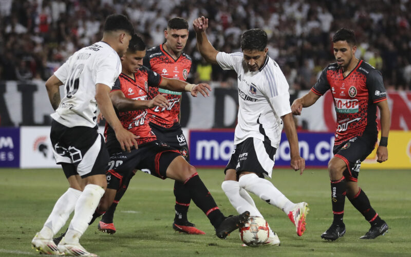 Jugadores de Colo-Colo y Deportes Limache disputando un balón.
