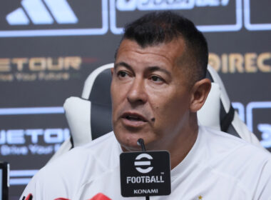Santiago 11 de febrero 2025. Futbol, conferencia de prensa Colo Colo El entrenador de Colo Colo, Jorge Almiron, durante una conferencia de prensa en el estadio Monumental de Santiago, Chile. Dragomir Yankovic/Photosport Football, Colo Colo Conference Colo Colo's head coach, Jorge Almiron, during a press conference at the Monumental stadium in Santiago , Chile. Dragomir Yankovic/Photosport