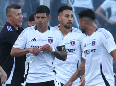 Jorge Almirón entregando instrucciones a jugadores de Colo-Colo.