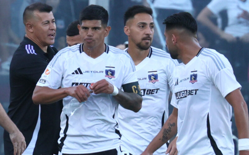 Jorge Almirón entregando instrucciones a jugadores de Colo-Colo.