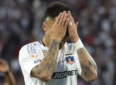 Javier Correa tapándose la cara durante un partido de Colo-Colo.