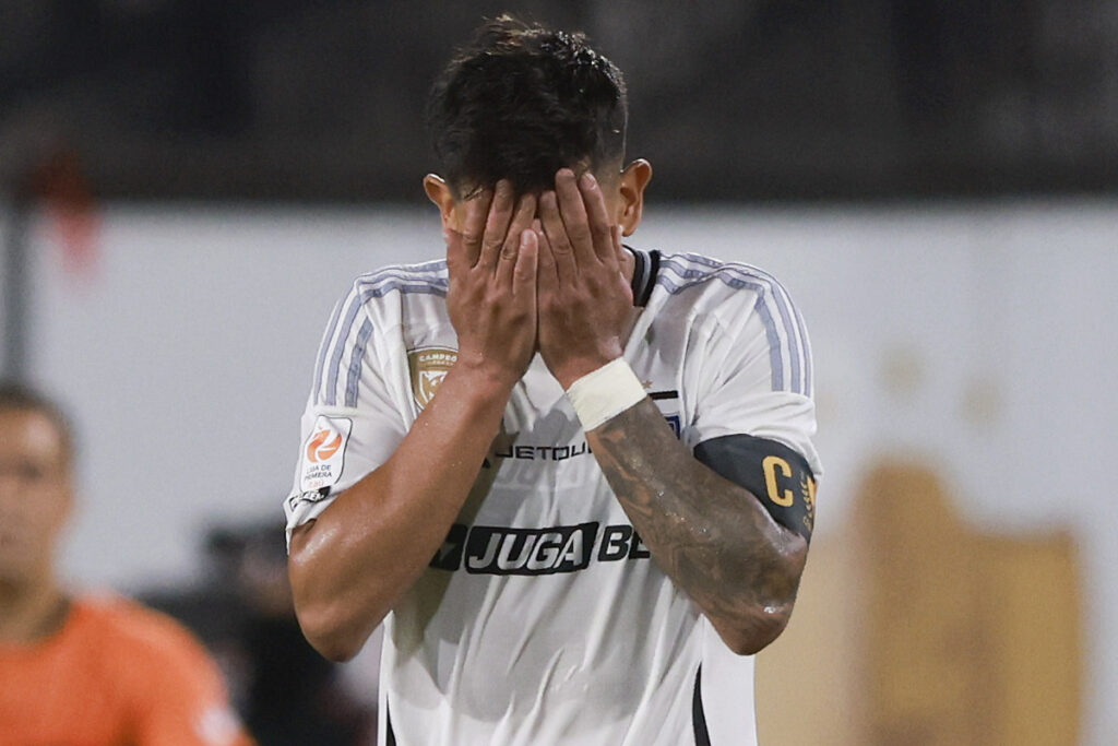 Esteban Pavez tapándose la cara durante un partido de Colo-Colo.