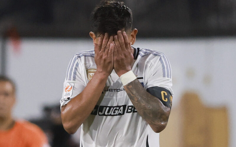 Esteban Pavez tapándose la cara durante un partido de Colo-Colo.