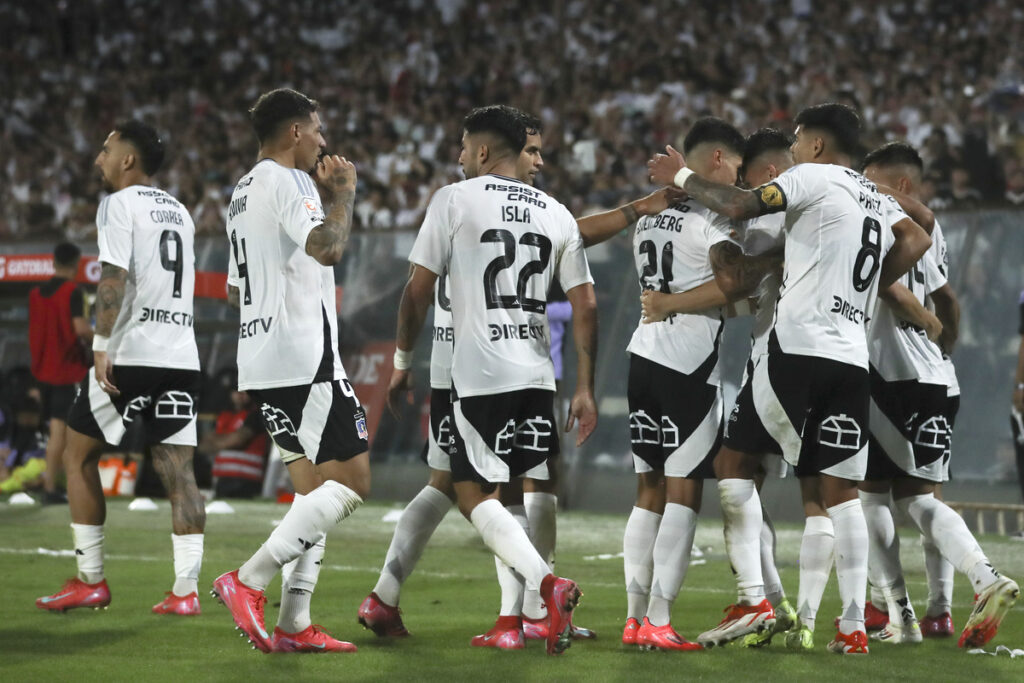 Jugadores de Colo-Colo celebrando un gol.
