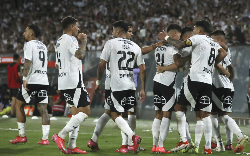 Jugadores de Colo-Colo celebrando un gol.