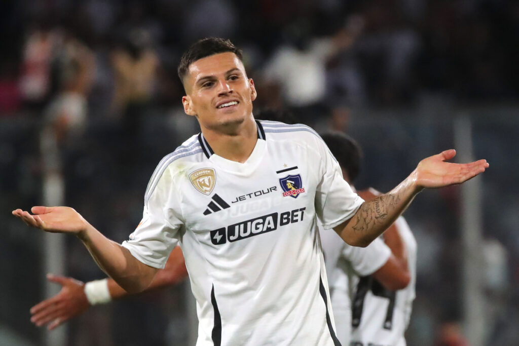 Lucas Cepeda con los brazos abiertos celebrando un gol.