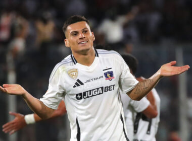 Lucas Cepeda con los brazos abiertos celebrando un gol.