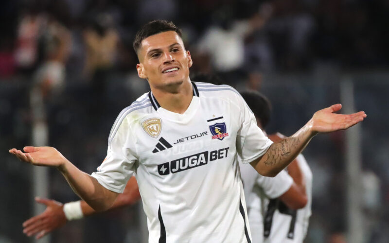 Lucas Cepeda con los brazos abiertos celebrando un gol.
