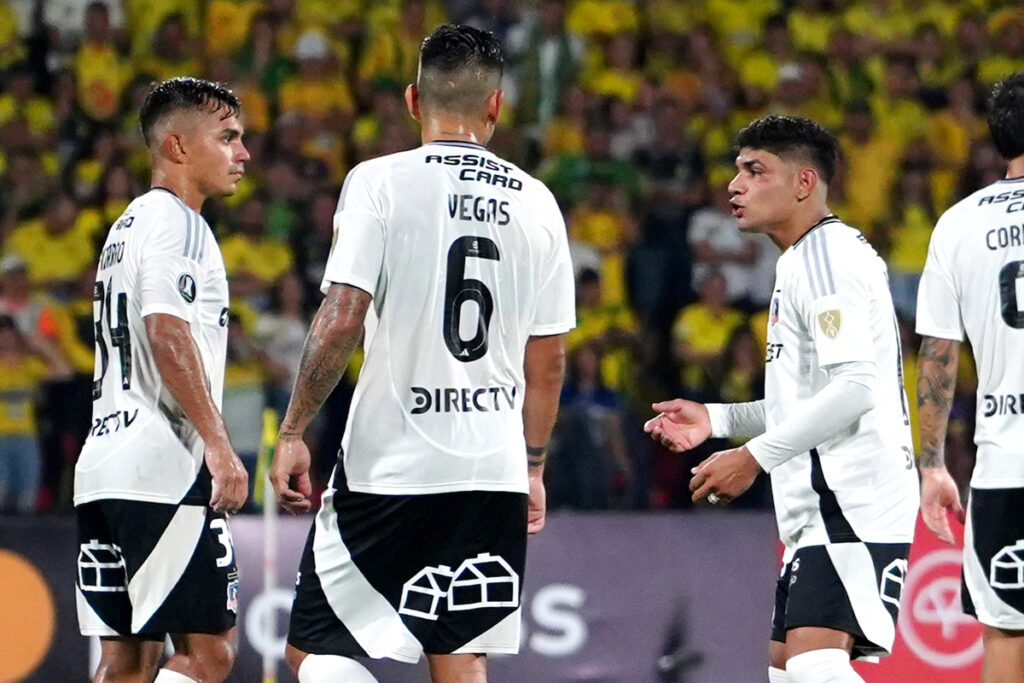 Jugadores de Colo-Colo durante un partido.