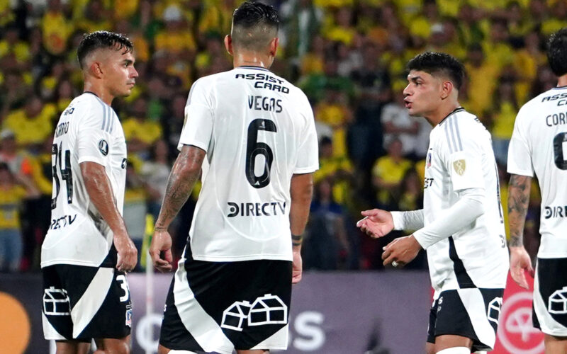 Jugadores de Colo-Colo durante un partido.