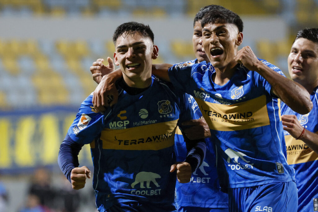 Joan Cruz celebrando su gol por Everton.