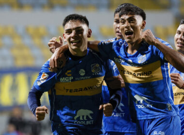 Joan Cruz celebrando su gol por Everton.