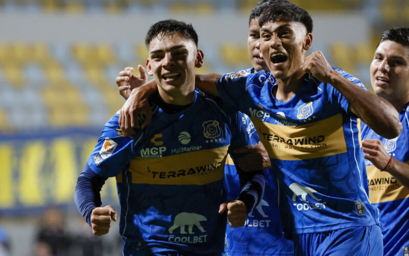 Joan Cruz celebrando su gol por Everton.