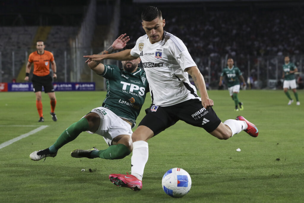 Futbol, Colo Colo vs Santiago Wanderers.
Fecha 5, fase de grupos, Copa Chile 2025.
El jugador de Colo Colo Lucas Cepeda, derecha, disputa el balon con Jorge Gatica de Santiago Wanderers durante un partido del grupo B de la Copa Chile realizado en el estadio Monumental, Santiago Chile.
06/04/2025
Felipe Zanca/Photosport

Football, Colo Colo vs Santiago Wanderers.
5th turn, group phase, 2025 Copa Chile Championship.
Colo Colos player Lucas Cepeda, right, vies for the ball against Jorge Gatica of Santiago Wanderers during a group B match of the Copa Chile Championship at the Monumental stadium in Santiago, Chile.
06/04/2025
Felipe Zanca/Photosport