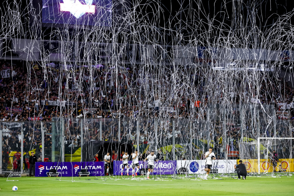 Recibimiento de la Garra Blanca a Colo-Colo.