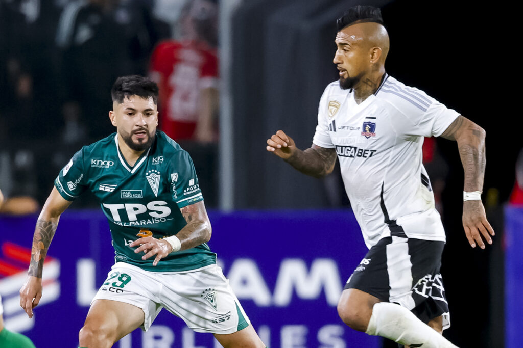 Arturo Vidal llevando el balón ante la marca de Jorge Gatica en duelo de Colo-Colo y Santiago Wanderers por Copa Chile.
