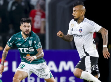 Arturo Vidal llevando el balón ante la marca de Jorge Gatica en duelo de Colo-Colo y Santiago Wanderers por Copa Chile.