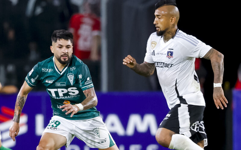 Arturo Vidal llevando el balón ante la marca de Jorge Gatica en duelo de Colo-Colo y Santiago Wanderers por Copa Chile.