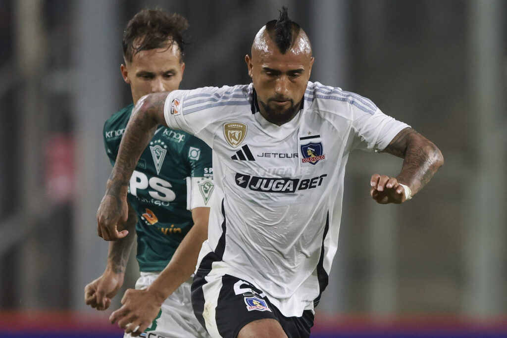 Arturo Vidal manejando la pelota en duelo de Colo-Colo y Santiago Wanderers.