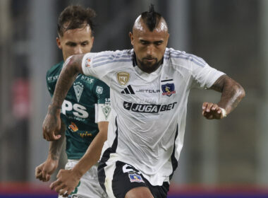 Arturo Vidal manejando la pelota en duelo de Colo-Colo y Santiago Wanderers.