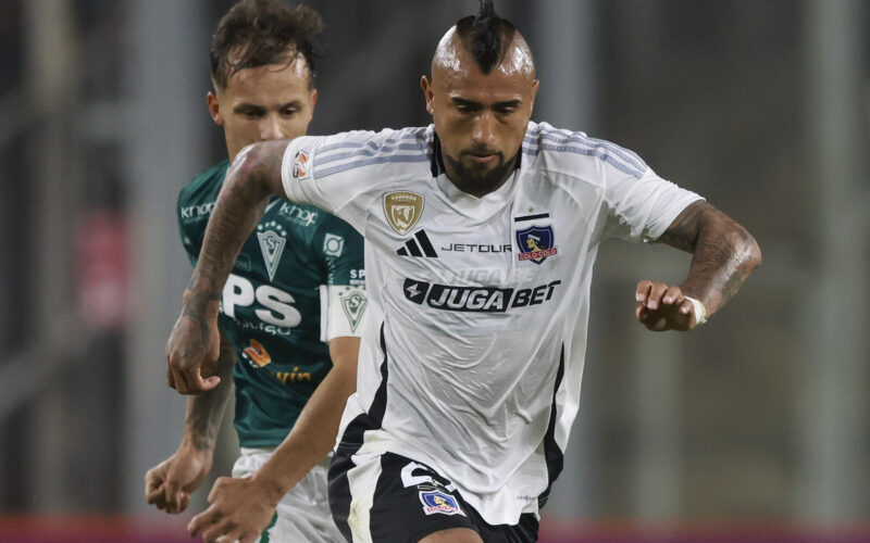 Arturo Vidal manejando la pelota en duelo de Colo-Colo y Santiago Wanderers.