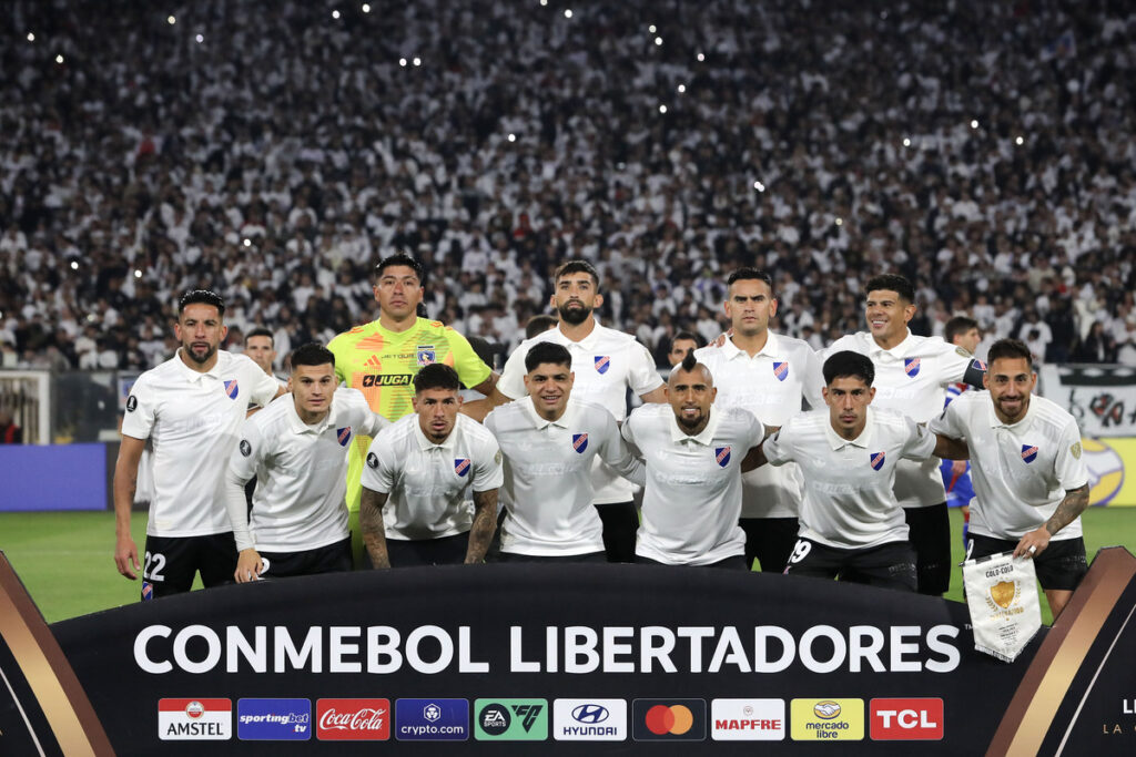 Jugadores de Colo-Colo formados para sacarse la foto oficial de un partido de Copa Libertadores.