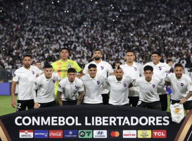 Jugadores de Colo-Colo formados para sacarse la foto oficial de un partido de Copa Libertadores.