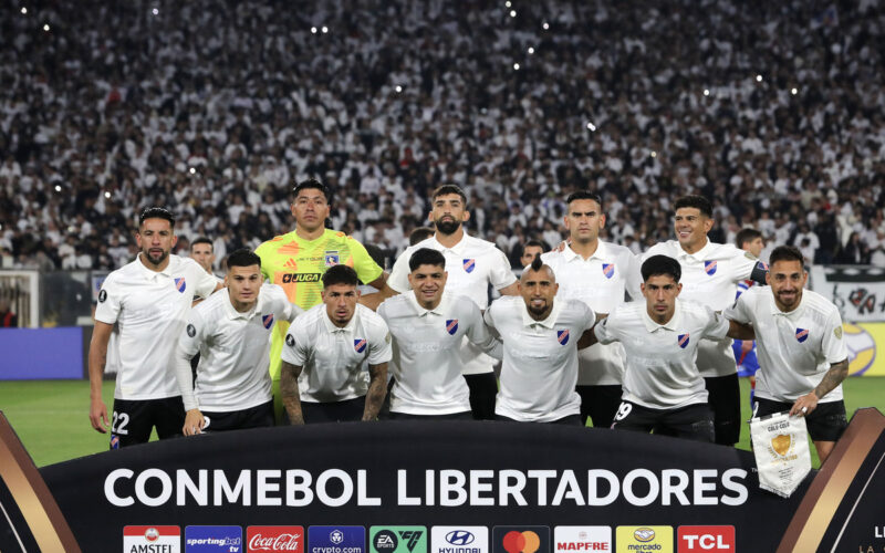 Jugadores de Colo-Colo formados para sacarse la foto oficial de un partido de Copa Libertadores.