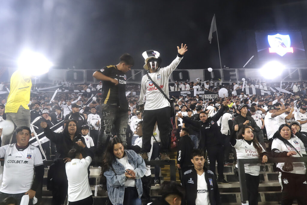 Hinchas de Colo-Colo en el sector Arica del Estadio Monumental.