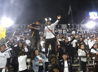 Hinchas de Colo-Colo en el sector Arica del Estadio Monumental.