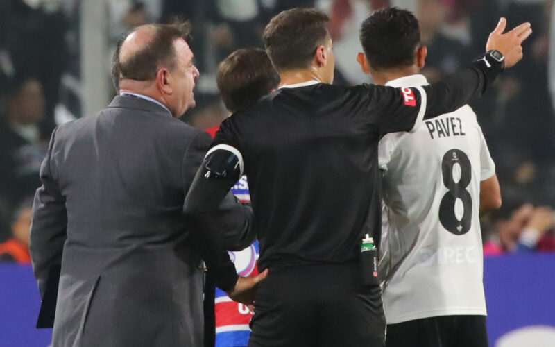 Esteban Pavez junto a un árbitro y representante de la Conmebol.