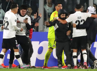 Jugadores de Colo-Colo controlando a sus hinchas tras ingresar a la cancha del Estadio Monumental.