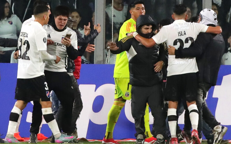 Jugadores de Colo-Colo controlando a sus hinchas tras ingresar a la cancha del Estadio Monumental.