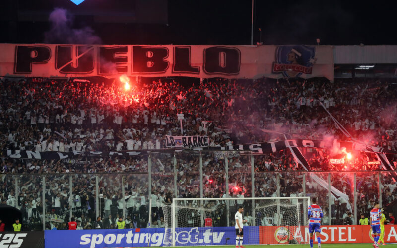 Hinchas de Colo-Colo en el Estadio Monumental.
