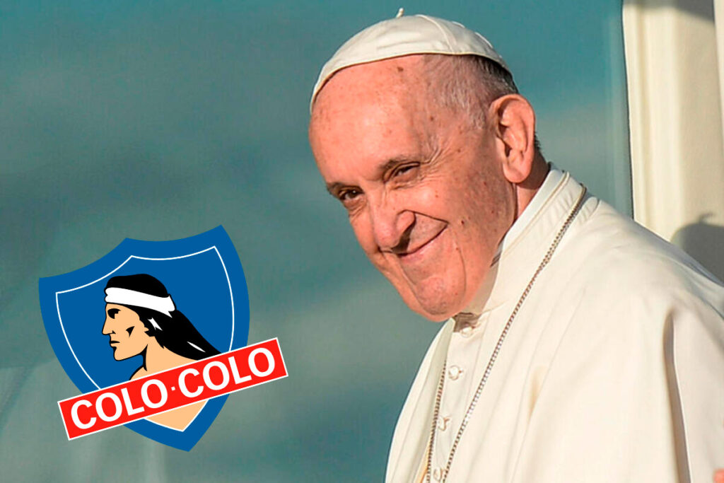 Papa Francisco sonriente junto al escudo de Colo-Colo.