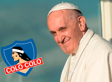 Papa Francisco sonriente junto al escudo de Colo-Colo.