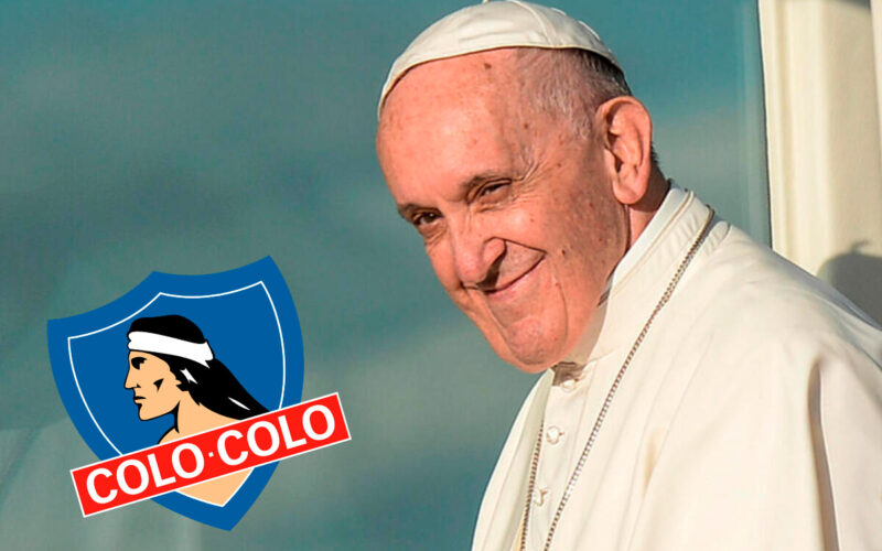 Papa Francisco sonriente junto al escudo de Colo-Colo.