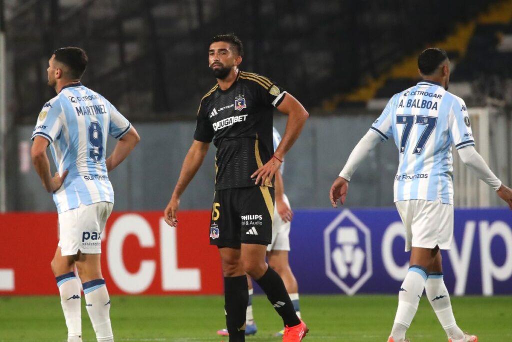Emiliano Amor con camiseta de Colo-Colo en el partido frente a Racing Club.