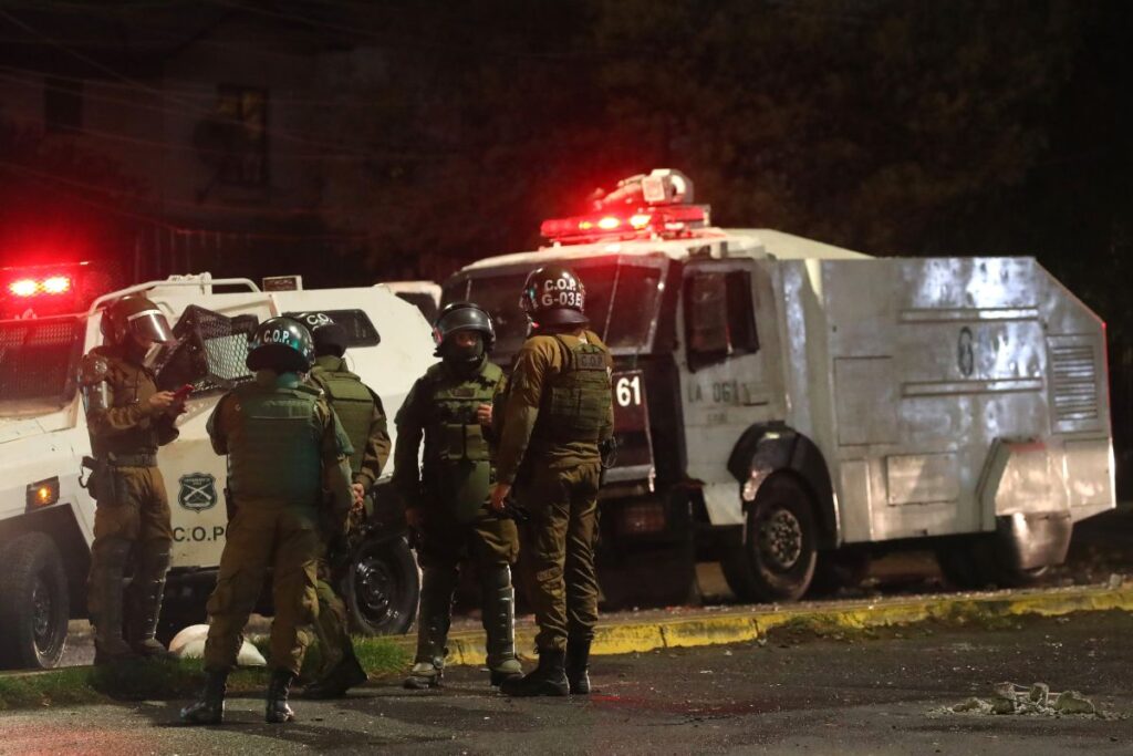 Carabineros fuera del Estadio Monumental.