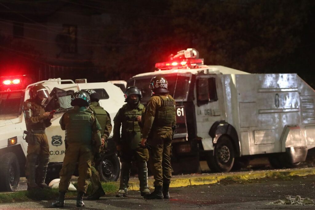 Carabineros en el Estadio Monumental.