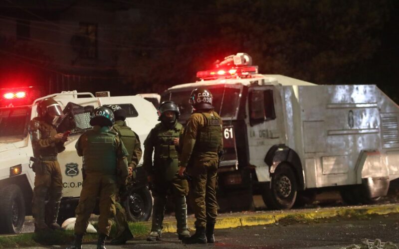 Carabineros en el Estadio Monumental.