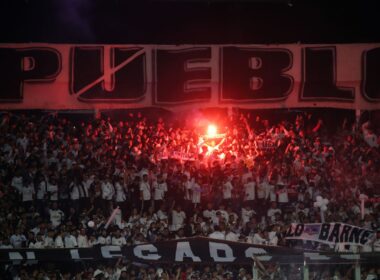 Garra Blanca en el Estadio Monumental.