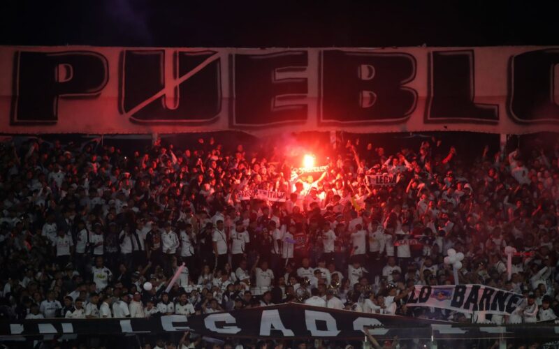 Garra Blanca en el Estadio Monumental.