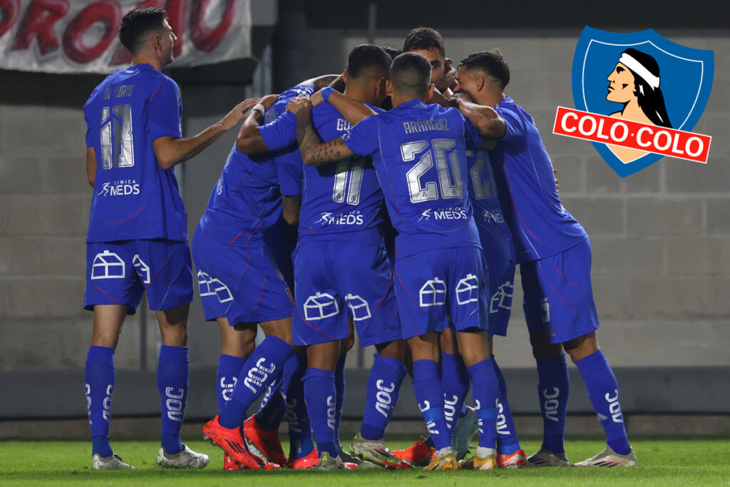 Jugadores de Universidad de Chile abrazados junto al escudo de Colo-Colo.