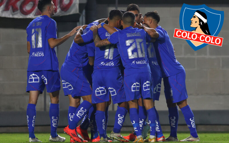 Jugadores de Universidad de Chile abrazados junto al escudo de Colo-Colo.