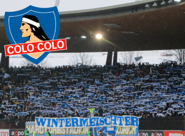 Barra Zuri Locoz junto al escudo de Colo-Colo.