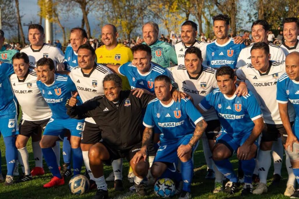 Jugadores de Colo-Colo y Universidad de Chile en Superclásico de Leyendas.